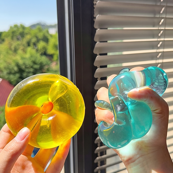 Solid-color maltose-filled donut squeeze toy – moldable, slow-rise, stress-relief, and grip-friendly.