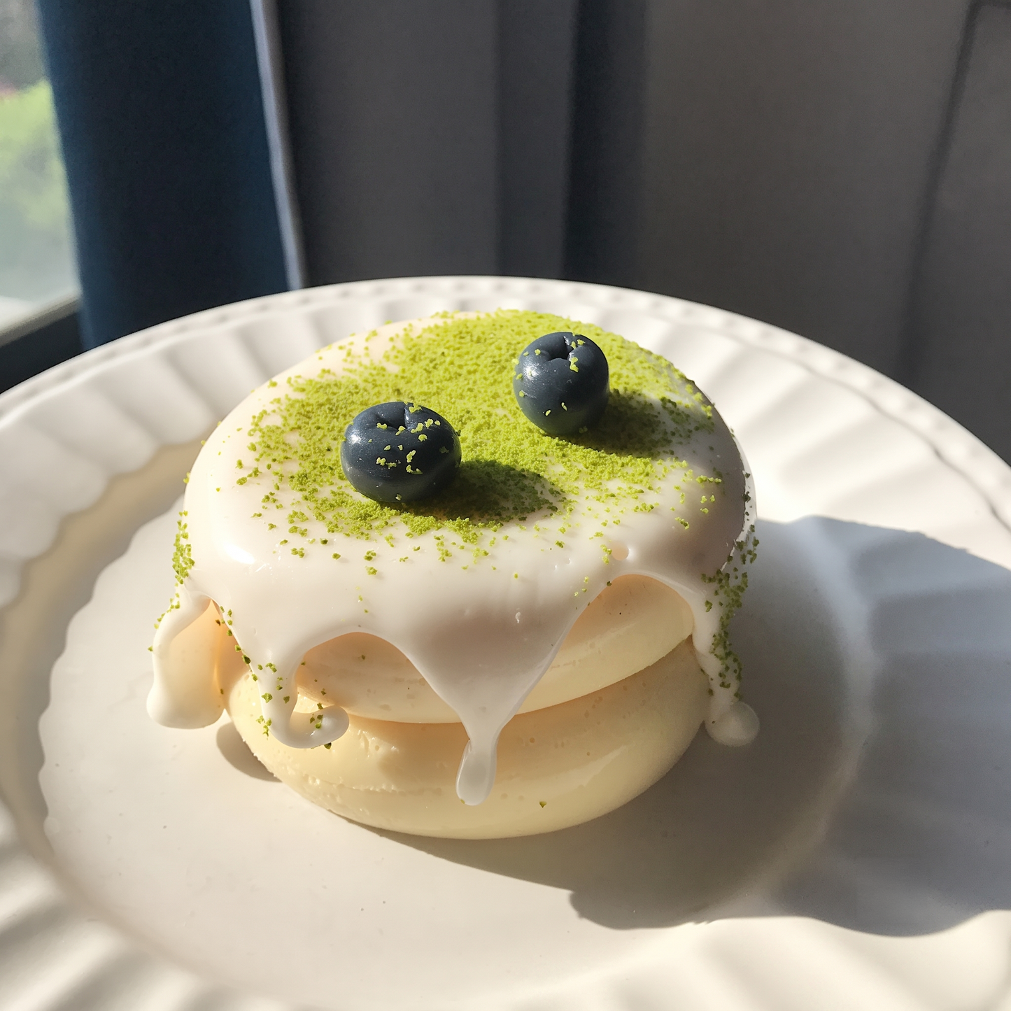 Cute, slow-rise strawberry cake soufflé stress-relief toy; a beautifully crafted, realistic-looking miniature item perfect for dollhouses or as a fun, tactile fidget toy.