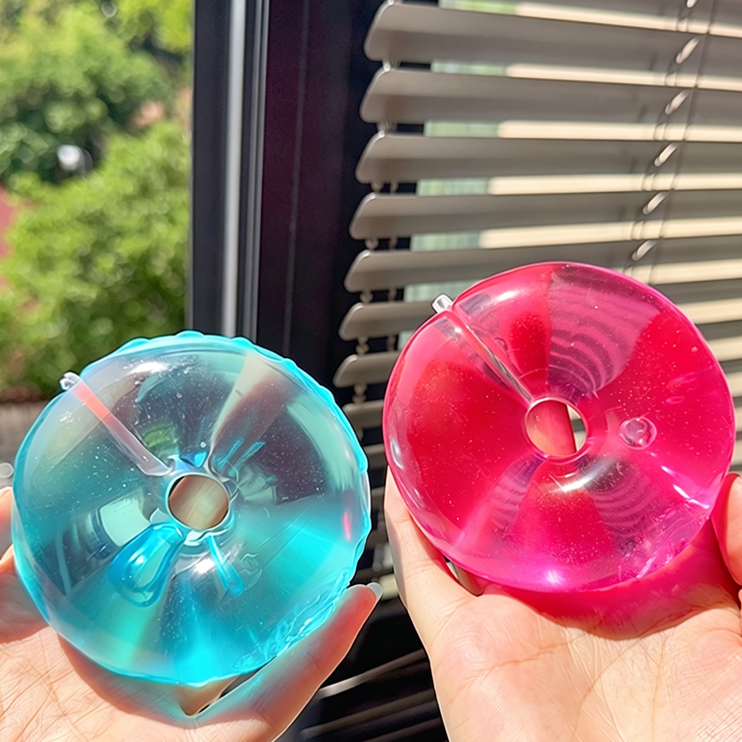 Solid-color maltose-filled donut squeeze toy – moldable, slow-rise, stress-relief, and grip-friendly.